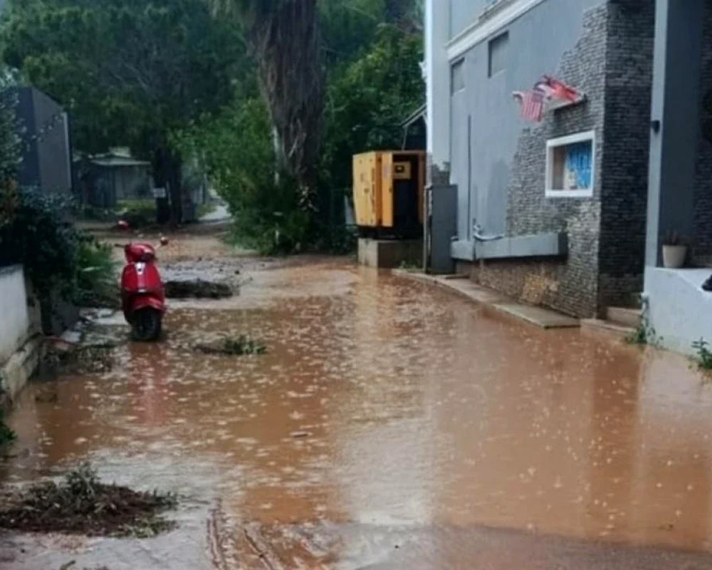 Mersin'de sağanak: Ev ve iş yerlerini su bastı - Dosya Haber